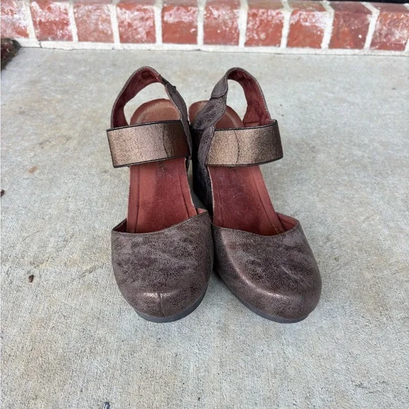 Women's Metallic Brown Strap Shoes - Picture 3 of 8